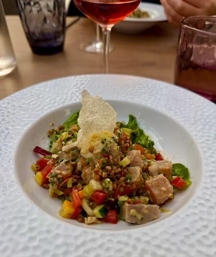 Tartare de poisson, légumes croquants et tuile
