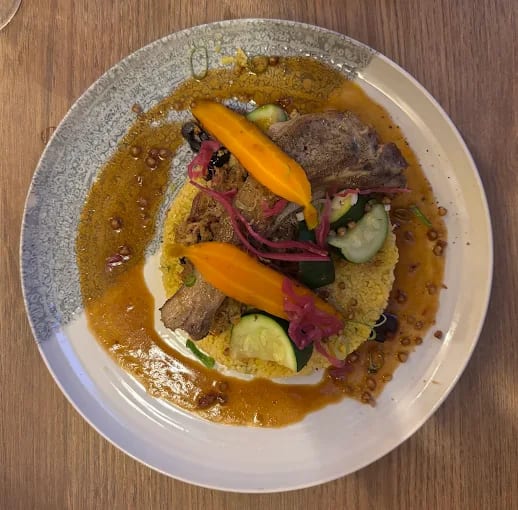 Viande rôtie, légumes et jus