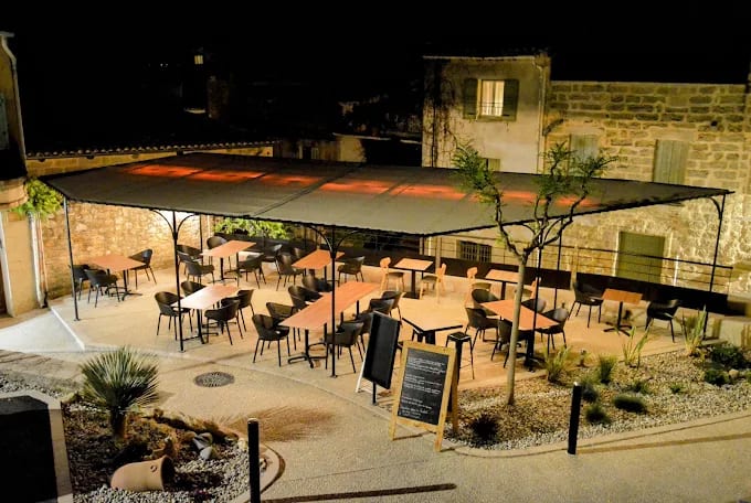La terrasse du restaurant de nuit, au cœur du village