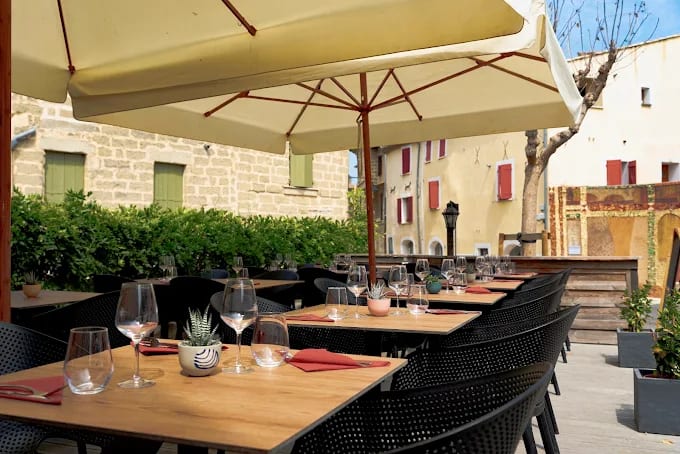 La terrasse et ses tables en bois
